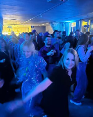 Luise von Finckh Instagram - Ich hab mir selbst ne blaue Party zum 30igsten geschenkt und es war echt scheiße..
💙🩵💎🦋🐳🐬💎💎💎🩵3️⃣0️⃣
Danke an alle, die mir diesen Tag so unvergesslich gemacht haben. I love you forever. #foreverblue #iloveparty 
Falls du darüber nachdenkst, Zeit&Geld in Freunde und Familie zu investieren. Do it, es gibt nichts Nährenderes!
