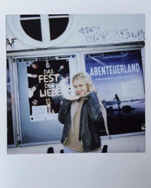 Luise von Finckh Instagram - Vor zwei Wochen vor unserer „DAS FEST DER LIEBE“ Premiere in den Zeisekinos in Hamburg mit @ilushina_sasha .
Läuft jetzt gleich um 17.15 Uhr im ARD & sowieso schon die ganze Zeit in der @ardmediathek 
Merry Christmas ihr Lieben, wir sehen uns im neuen Jahr! 🤞🏼
