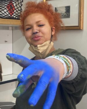 Luise von Finckh Instagram - Some #SameinSachse Behind the scenes 🤡 
hast du schon geguckt? Falls nicht, check mal meine Story, da gibts ne Überraschung.. 
Bin nach wie vor so stolz und würde am liebsten morgen wieder mit diesen Menschen an dieses besondere Set 💘@disneyplusde #DisneyPlus