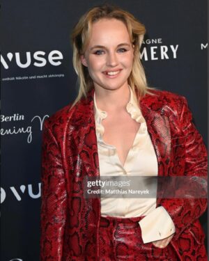 Luise von Finckh Instagram - DAY 1 Berlinale - slide um einen Piraten zu sehen 🍓
Fotos by @studio.maximilian.koenig 
Styling by Queen @theresagrs // thx to @loewscommunications @sportmax 
HaM by @mariyaavm 
Boldness by me