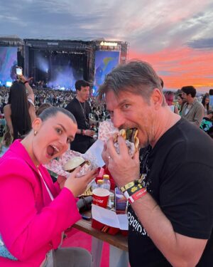Luka Peroš Instagram - El premio post-selectividad! 
Enhorabuena, hija mía! Very proud of you, kiddo. 
So a trip to Madrid was the thing to do, see some old friends, better said family, then ate like kings prepared by @dabizdiverxo , had few brewskies and danced into the night. 
It was girl power last night- @st_vincent and @rosalia.vt knocked it out of the park, just bruuuuutal. Chapeau ladies 🌹🤟❤️

Gracias @primavera_sound & @estrelladamm