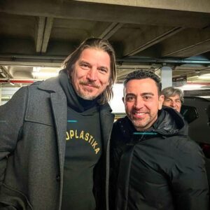 Luka Peroš Instagram - The one and only @xavi 💪🖖

Finally met the wizard of Tika-Taka. 
El Mister is minting the renaissance of our club! 

Visca!! ❤️💙
@fcbarcelona