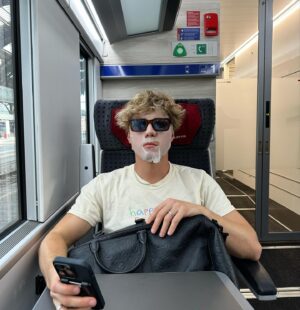 Lukas Gage Instagram - ragazza sul treno