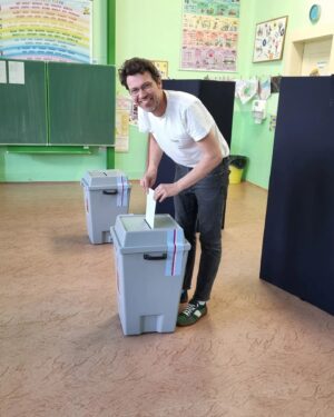 Lukáš Hejlík Instagram - Nefotil Franta,no. Dneska s @veronika_hejlikova @zs_u_vrsovickeho_nadrazi na @praha_10 . Neřekli jsme si koho budem volit, oba váhali do poslední chvíle a pak to tam prostě dali. A řekli jsme si to až pak před školou.  Vtipný, zavolili jsme stejně, včetně kroužků. Ale jsem si docela jistý, kdyby ne, nic by se nestalo.
#eurovolby2024