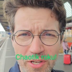 Lukáš Hejlík Instagram - Ano, zvládám toho fakt hodně, google kalendář hrotím. V roce 2024 odehraju dost možná 550 @listovani , budu mít dobře 50 natáčecích dnů a odmoderuju kolem 20 velkých akcí, ale pak taky umím dělat chyby, protože nejsem schopný druhý kontroly, no, i té první, jakýkoliv kontroly. Proto na Mapě, když píšu v noci reporty, dělám hrubky, občas něco prošvihnu, protože to sice mám v kalendáři, ale nepodívám se do něj. A tohle byl taky kiks, blbě jsem si sečet dny a špatně si pořídil jízdenky. A zjistil jsem to až v Ženevě na nádraží s hodinovou rezervou. 5 minut si nadáváte, ale pak je důležitý vydechnout, nadechnout a vyřešit to. Storno poplatek zítřejší jizdenky byl 6 euro (tolik stál filtr, na který jsem pak ještě, už s úsměvem,zašel),a za 5559,- si koupil dnešní lůžko, přes appku Můj vlak to bylo asi za 5 minut. Btw, zítra ta DeLuxe verze byla vyprodaná. A další Btw 2157,-stála jen jízdenka Ženeva-Curych. A mávám tomu mladíkovi ze zákaznického servisu @ceskedrahy ,krásně a mile mi vysvětlil, co dělat.
#diagnozasilenec
#zeneva
#omgbtwwtf