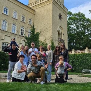 Lukáš Hejlík Instagram - Taková Padesátka, ta si zaslouží slušnou bojovku. Tu jsme pro oslavenkyni @hejlikovablanka na @panstvichyse připravili především díky @hejiva a @jhejlik . Kniha dvou cest je o cestě do Egypta, kam chce Blanka i s @b.kociaanova vyrazit. Musela si k pokladu pomoci přes 3 úkoly a 2 šifry. Ale zvládla to krásně. 
#BH50
#panstvichyse 
#blankahejlikova 
#prazdniny2024