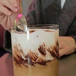 Lukáš Hejlík Instagram - #nainspekcipocase v @mamambistro . Bože,  to hráškové curry?! Tohle místo ve #vrsovicehood máme s @veronika_hejlikova moc rádi. Však je také v naší appce #gastromapalukasehejlika .
@praha_10 
#mamambistro
#eunka