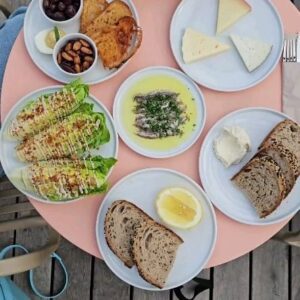 Lukáš Hejlík Instagram - Tak @vila_63 od týmu @cafe_jen zase otevřela a je to moc dobrý. Zahrada je pořád krásná, vnitřek je teď mnohem větší a teda krása nesmírná. Navíc kuchyně dělá snídaně i skvělá celodenní pěkná, lehká jídla. Několik jsme jich s @veronika_hejlikova zkusili a super.
#vila63
#cafejen
#eunka
#nainspekci 
#gastromapalukasehejlika