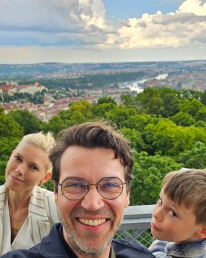 Lukáš Hejlík Instagram - Dneska divadlo a Petřín. 
Oslavenkyně @veronika_hejlikova & #vlcakvojtak 
#hejliks 
#petrin
