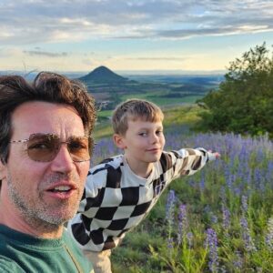 Lukáš Hejlík Instagram - Na tuhle cestu s Vojtou na #sopka6 jsem si dlouho myslel, ale že vyjde na víkend, kdy je den otců to jsem netušil. Koneckonců i u mě má tohle lezení po vrcholech Českého středohoří takovou otcovskou symboliku a zpětně tak poznávám svůj rodný kraj. Tomuhle vrcholu se říká Dlouhý vrch.
#vlcakvojtak
#dlouhyvrch 
#ceskestredohori 
@uzasna.mista 
@fjallraven_shop_cz_sk
#uzasnazprava
#vwambassador