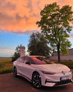 Lukáš Hejlík Instagram - Tak ten dnešní západ? Musel jsem říct Vojtíkovi. Moment, jdu si vytotit auto. Mimochodem za námi je tzv.sloup spravedlnosti v Lounech, večer nám mamka vyprávěla pověsti kolem něj. Jinak #id7 je střela! Elegantní, pohodlná, sedí. A ta spotřeba? Po 4300 km máme 14,2 kw průměrnou! Skvělý. 
#vwambassador 
@volkswagencz 
#partnergastromapy 
#dlouhodobaspoluprace