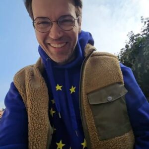 Lukáš Hejlík Instagram - Ano, půjdu volit a ano, šel jsem dobrovolně i do kampaně @evropskakomise . Fotili jsme v centru Prahy, v krásném @cafetruhlarna . Já  jdu volit hlavně kvůli Česku, na kterém mi dost záleží. 
#cafetruhlarna 
#eurovolby2024 
#evropskakomise
#gastromapalukasehejlika