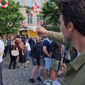 Lukáš Hejlík Instagram - Naraženo! Mega akce u @dva_kohouti , kteří stojí za Na pool, IPL který jejich sládek Lukáš @outdoorbeer Tomsa vařil na půl s @petr.kosin z @budejovickybudvar . Jo, tohle byla super akce, hlídejte tuhle letní společnou várku. Bude i v plechu. A díky za pokec @10vpoli !
#napool
#dvakohouti
#budejovickybudvar 
#spolecne
#IPL #18plus 
#dlouhodobaspoluprace
#gastromapalukasehejlika
