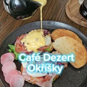 Lukáš Hejlík Instagram - Kdo by to čekal, v Okříškách na @destinacetrebicsko . Jana tu má cukrárnu @cafe.dezert a k snídani vyšvihla báječnou holandskou omáčku. Takže své místo ve snídaňovém průvodci hrdě obhájili! 
@mestysokrisky 
@vysocinaregion 
#cafedezert
#nainspekcipocase 
#gastromapalukasehejlika

Projekty Gastromapy lze podpořit na herohero.co/gastromapalukasehejlika a můžete se tak stát členy užší komunity
