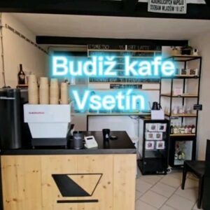 Lukáš Hejlík Instagram - No a vy byste takový super podnik ve Vsetíně čekali? Ano, přímo v okolí legendárního hotelu Vsacan je totiž @budizkafe .  @veronika_hejlikova měl chuť na ledovou matchu. Byla tam? Byla! 

Kavárnu máme v zelené knížce #GMLH555 a samozřejmě v aplikaci. Máme z takových podniků v regionech radost. Neumíme si představit, že bychom v takovém rakouském, maďarském, italském nebo francouzském Vsetíně, našli podobný podnik, který skvěle pracuje s výběrovou kávou, ta je mimochodem z @jizbaluhacovice . A to je další podobný příběh. Hurá prostě!

#nainspekcipocase
#vsetin
@vychodni_morava
@visit_valassko
Na herohero.co/gastromapalukasehejlika se můžete stát členy užší komunity #gastromapalukasehejlika