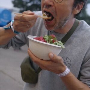Lukáš Hejlík Instagram - A poslední tipy na jídlo na @rockforpeople ? Zkusme něco udržitelného, ať je bezmasé nebo veganské jídlo od @salori.cz nebo Plotna od @potravinovabankapraha . Je tu i @rybizahrada . A ukážeme vám i zónu kolem Solar stage od @komercka .
#kbambassador 
#rockforpeople2024 
#potravinovabanka 
#komercka 
#dlouhodobaspoluprace 
#gastromapalukasehejlika