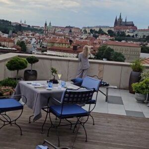 Lukáš Hejlík Instagram - Jestli Miru znamená výhled, tak ten je tady na terase @fsprague opravdu neskutečný! Japonský popup a romantika s @veronika_hejlikova. Skvělý párování vína a koktejlů od @georgenemec . A úžasný číšník Michal. Zadání znělo jasně a bylo splněno! 
#miruprague
#miru
#nainspekci 
#eunka
#eulu
#fsprague 
#fourseasonsprague 
#cerven24