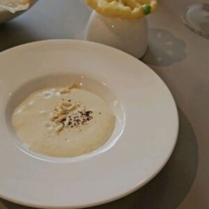 Lukáš Hejlík Instagram - Anoooooo! Moje Klára je v pořádku a stále skvělá! Ukázala mi velkolepou Aostu, já ji vzal na super oběd do @ginacasaconcucina a večer na místní legendu, sýr Fontina DOP. Zítra máme výlet do Turína! 
#klarahejlikova 
@jmeno.me.nezname
#spoluahladovi 
#dzokytek