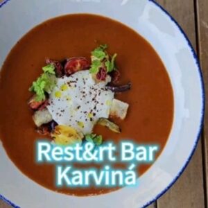 Lukáš Hejlík Instagram - Super byl dnes tříchodový oběd v @restart_bar_karvina v @mestokarvina . Přijeli jsme vlakem, prošli jsme si park, hezké náměstí, a pak měli tohle fantastické jídlo. Jasně taky jsme si prošli drsný sídliště a koneckonců míjeli i legendární pivnici Centrum, ale prostě ano, normálně se tu žije 🤣🥰.
#restartbar 
#restartkarvina 
#nainspekci 
#gastromapalukasehejlika
@pojez.fest 
@stefan.rodom