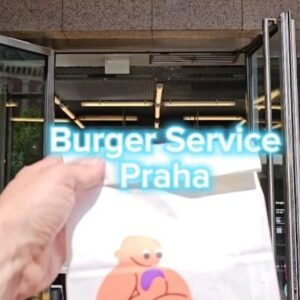 Lukáš Hejlík Instagram - My taky konečně v @burgerservice od @ambiente_restaurants a po vlně negativního tsunami musíme říct,  že to za nás bylo úplně v klidu. Nevíme, jaké to bylo na startu nebo, jak moc za to mohou případná velká očekávání, která lidí už od Ambiente automaticky mají , ale jako fastfoodový koncept to za nás teda obstálo. Klidně se do nás pusťte. 
#burgerservice
#fastfoodambi
#ambicz 
#nainspekci
#gastromapalukasehejlika