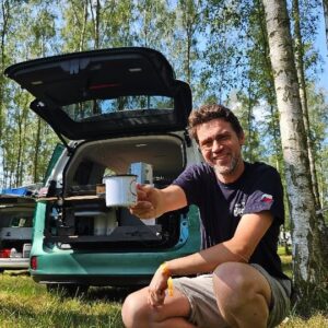 Lukáš Hejlík Instagram - V 8.30 vstávačka.
Filtrovaný kafíčko od švýcarských @utopia_coffee
Na vestavbě od @egoe.cz
Do plecháčku @mr__coffeebean
V #IDbuzz od @volkswagencz 
Na jubilejním 20.ročníku srazu @transporterclub.cz .
Dnes pro @volkswagenuzitkovevozy moderuju celodenní program.
#egoecz 
#transportersraz2024