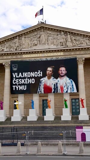 Lukáš Krpálek Instagram - Na zahájení olympijských her v Paříži ponesou vlajku @marie.horackova a @lukaskrpalek! 🇨🇿
#vsichnizapariz #Paris2024 #olympijskytym #vlajkonos