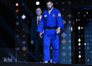 Lukáš Krpálek Instagram - MS v Abu Dhabí je za námi a já bohužel odjíždím bez medaile. 🇨🇿
.
Byl to náročný turnaj, ve kterém chyběl kousek k medaili, ale to tak u sportu prostě někdy bývá. Děkuji všem za obrovskou podporu, za všechny ty zprávy, i když se nepovede vybojovat vytouženou medaili. 🙏🏼♥️ 
.
Je to pro mě velká motivace pokračovat v cestě a udělat všechno pro to, aby ta medaile přišla v Paříži!! ✊🏼🔥
.
#5thplace #worldjudochampionships #Abudhabi #judo #czechjudo #roadtoparis2024 #olympic #ippongear #uppower #unlimitedperformance #svijany #moraviasteel #underarmour #autohorejsekgroup #spartaagency #agel #uafamily #autohorejsekgroup
