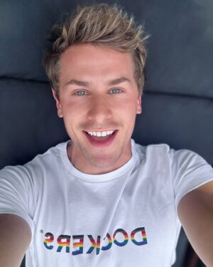 Lukas Sauer Instagram - „Lächeln. Das ist das Zweitbeste, was man mit Lippen tun kann.“ —Jill Shalvis

😁😁😁

“Smile. it’s the second-best thing you can do with your lips.” — Jill Shalvis

#smile #kiss #smilechallenge #smiledesign