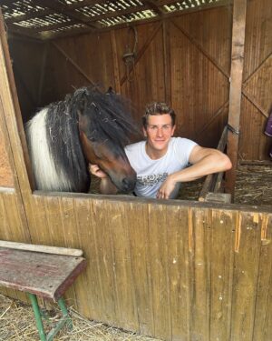 Lukas Sauer Instagram - Jeder weiß, was man über Männer mit kleinen Pferden sagt. 🐴 
•••
Everyone knows what they say about men with small horses. 🐴 

#Horserider #stall #stable #stablelife #stablestyle #horserider #ponylife #ponylove