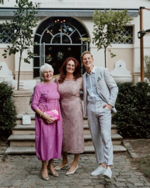 Lukas Sauer Instagram - Mama und Mama-Mama 🌹 
Der Ursprung einer wunderbaren Familie 🩷
Anker in stürmischen Zeiten und Wind in den Flügeln 🪽
Nicht nur heute am Muttertag - sondern schon immer und für immer. 

Ich liebe euch ❤️ So jetzt ist es raus. Die Worte fallen ja oft schwer. 

Meine Oma hat es mal gut auf den Punkt gebracht. Sie meinte, dass „Ich liebe dich“ in Deutschland viel zu selten verwendet wird und wenn es gesagt wird, dann meist nur innerhalb einer romantischen Beziehung - im Englischen ist das anders. Da wird viel häufiger „I Love You“ gesagt, auch innerhalb der Familie oder unter Freunden.

Fallen euch die Worte „Ich liebe dich“ schwer? 

Eigentlich total albern, dass wir in Deutschland mit diesen Worten so haushalten, denn „Liebe“ wird nicht verbraucht oder verschwindet, nur weil man sie kommuniziert. Im Gegenteil, sie wird mehr. 🩷❤️🧡

Und „Liebe“ ist genauso wie Ärger, Wut oder Angst ein Gefühl und über die sprechen wir ja auch oft, warum dann nicht auch über Liebe? 🫶🏼 

Mama, Oma - Ich liebe euch und alles, was ihr geschaffen habt 💕