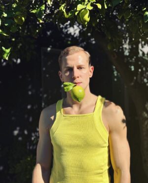 Lukas Sauer Instagram - Ton in Ton und Sauer beißt sauer 🍋 
Webei die Zitronen in Los Angeles wesentlich besser sind als die in Deutschland. 

Ich bin gut in Los Angeles angekommen und wurde direkt vom strahlenden Wetter, dem strahlenden @karimsattarmakeup und der strahlenden @vivi.essentials in Empfang genommen ☀️ 

Kurz darauf hat mich der Jetlag direkt umgehauen, aber so langsam komme ich an…

Habt einen wunderschönes Wochenende meine Lieben und fühlt euch gedrückt 💛

• • • 
When live gives you lemons 🍋 
The lemons in Los Angeles are much better than those in Germany.

I arrived safely in Los Angeles and was immediately greeted by the sunny sunny, the sunny @karimsattarmakeup and the sunny @vivi.essentials ☀️

Shortly afterwards the jet lag knocked me out, but I’m slowly getting there...

Have a wonderful weekend my dears and big hug 💛

• • • 
#losangeles_city #usa #lemons