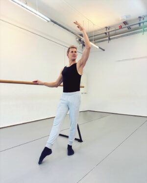 Lukas Sauer Instagram - Arabesque Barre! 🩰 
Développé Pirouette S’il vous plait ✨
Pas de deux, pas de chat, pas de bourrée,
Grand plié
Chassé - Allegro - Jeté

Keine Ahnung was ich da schreibe? Ich auch nicht! 😅
aber es klingt wahnsinnig schön 🌟 

So ist es bei mir auch mit dem Tanzen. Keine Ahnung was ich mache, es es sieht schön aus 😜

Hier jetzt noch ein Paar Wörter aus dem Ballette um wichtig zu klingen: 

Chassé Attitude et Port de bras
Piqué Piqué Piqué
Je suis un Ballerina

Habt einen wunderschönen Abend und immer schon im Takt bleiben 🎶 

• • • 
Arabesque Barre!
Développé Pirouette S’il vous plait ✨
Pas de deux, pas de chat, pas de bourrée,
Grand plié
Chassé - Allegro - Jeté

No idea what I’m writing? Me neither!
but it sounds incredibly beautiful.

It’s the same for me with dancing. I have no idea what I’m doing, but it looks nice 😜

Here are a few words from the ballet to sound important:

Chassé Attitude et Port de bras
Piqué Piqué Piqué
Je suis un Balleriná

Have a wonderful evening and always stay in rhythm 🎶 

• • •
#ballet #balletdancer #balletclass #balletworld