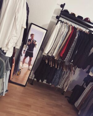 Lukas Sauer Instagram - Liebe Grüße aus dem Schrank 🩵
Hier stehe ich, zwischen frischer und alter Wäsche, zwischen gerade angekommen und schon wieder auf dem Sprung ✈️ 

Die Waschmaschine läuft und ich bin voller Vorfreude auf den pLAn der nächsten Tage 🏙️ Wenn nicht immer dieses Packen wäre. Am liebsten würde ich einfach den gesamten „Schrank“ einpacken und immer alles dabeihaben 🛼🎽

Aber so ist das Leben nicht - Da muss ich mir keine Illusionen machen 💎 Also wieder ran an den Koffer. und reinquetschen ist dieses Mal auch nicht…zu allem Überfluss darf ich nicht mal mehr als 23kg mitnehmen…das brauche ich ja schon alleine für meine Schuhe 👟 

Nun gut. Ich schaffe das schon, mache das ja nicht zum ersten Mal 🧳 Wie geht es euch? 

Liebe Grüße aus der Hauptstadt meine kleinen 🍋en

• • • 
I’m in the closet 🩵
Here I stand, between fresh and old laundry, between just arrived and already on the move ✈️

The washing machine is running and I’m excited about the pLAn for the next few days 🏙️ If it wasn’t always packing. I would love to just pack up the entire “closet” and always have everything with me 🛼🎽

But that’s not how life is - I don’t have to have any illusions 💎 So back to the suitcase. and there’s no squeezing in this time either... to make matters worse, I’m not even allowed to take more than 23kg with me... I need that just for my shoes 👟

Well. I can do it, it’s not the first time I’ve done this 🧳 How are you?

Greetings from the capital, my little 🍋s 

• • • 
#closetorganization @pamo.design #closetgoals