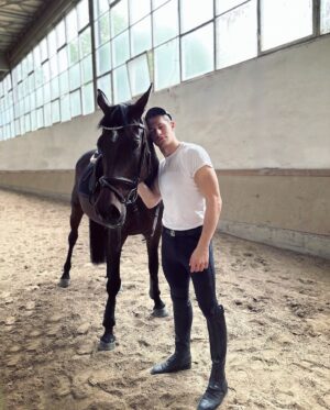 Lukas Sauer Instagram - 🐴 ♥️ 

#Horserider #stall #stable #stablelife #stablestyle #horserider #chestnuthorse #pferdefotografie @cavallo_boots.fashion @catchyourdream2020