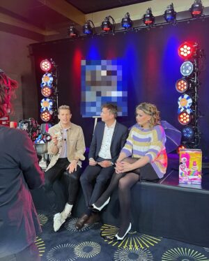 Lukas Sauer Instagram - Die geballte Kompetenz des deutschen Live Entertainments auf einem Foto 💥 Das kann nur eins bedeuten: Da ist etwas im Busch…etwas Großes…etwas SEEEHR Großes 🤫 

@cassy_carrington ist nicht, wie man annehmen könnte, meine jüngere Schwester, sondern meine sehr geschätzte Gameshow Kollegin 🍀 Und @showbiz_dus ist das Mastermind, der Gameshow Virtuose im Verborgenen, das Hirn hinter der Heiterkeit, Meister des Mysteriums, Guru der Großartigkeit und der Regisseur der Entertainment-Revolution. Das kann nur phantastisch werden. 

Bitte was? Ihr fragt euch was phantastisch wird? Das wird nächste Woche hier verraten ▶️@spielbankmonheim◀️🤐🤫

Bis dahin: Habt ein wunderschönes Wochenende und liebe Grüße aus Monheim ❤️

• • • 
The concentrated expertise of German live entertainment in one photo 💥 That can only mean one thing: There’s something going on... something big... something VERY big 🤫 

@cassy_carrington is not, as one might assume, my younger sister, but my much-loved game show colleague 🍀 And @showbiz_dus is the mastermind, the hidden game show virtuoso, the brain behind the hilarity, master of the mystery, guru of greatness and the director of the entertainment revolution. This going to be fantastic. 

What? Are you wondering what will be fantastic? That will be revealed here next week ▶️@spielbankmonheim◀️🤐🤫

Until then: Have a wonderful weekend and best wishes from Monheim ❤️

• • • 
#monheim #entertainment #unterhaltung #moderator #host