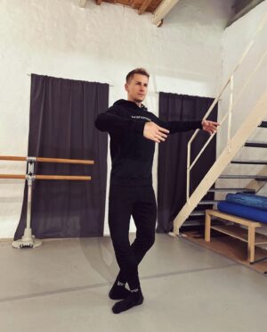 Lukas Sauer Instagram - „Ich beim Versuch mein inneres Balletttalent zu finden“ – oder zumindest „Ich beim Versuch mich nicht zu verletzen!“ 😅💃 Jeder Tag ist eine neue Herausforderung, besonders wenn man versucht, in meinen Jahren noch Pirouetten zu drehen. 

Aber hey, immerhin katapultiere ich mich nicht andere Galaxien, damit ist alles im grünen Bereich, oder? 🚀🌟 🌌 

Und solange ich mehr lache als falle, ist es ein Erfolg. 🤸‍♂️ Fühlt euch gedrückt meine 🍋 

• • • 

„Me trying to find my inner ballet talent“ - or at least „Me trying not to hurt myself!“ 😅💃 Every day is a new challenge, especially when you’re still trying to do pirouettes at my age. 

But hey, at least I’m not catapulting myself into other galaxies, so everything’s fine, right? 🚀🌟 🌌 

And as long as I laugh more than I fall, it’s a success. 🤸‍♂️ Hugs my 🍋

#TwirlingThroughLife #tinydancer #balletclass #ballett