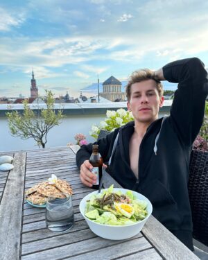 Lukas Sauer Instagram - 100% Sonntag 

#Salatundcerveza