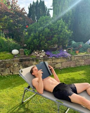 Lukas Sauer Instagram - außen entspannt, innerlich handelnd. 
•
calm on the outside, restless on the inside. 

#whereiwork #gardenwork #goplayoutside