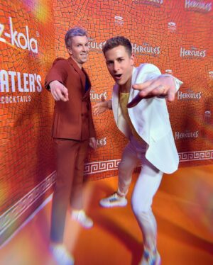 Lukas Sauer Instagram - Yo, yo yo Leute, was geht aaaaaab!? 
‚Lil M‘ and ‚Sizzle Sauer‘ in da house and ready to drop some news. Wir waren bei der @hercules_das_musical Premiere in Hamburg und das war DOOOOPE! ⭐️ 

Die Halle am Kochen, die Kostüme tight und die Beats fresh. 
Genau mein Ding. 😜
Ich droppe gleich noch ein paar Highlights in der Story. Also stay tuned and peace out ✌️ 

• • •
Yo, yo yo guys, what’s up!? 
‚Lil M‘ and ‚Sizzle Sauer‘ in da house and ready to drop some news. We were at the @hercules_das_musical premiere in Hamburg and it was AWESOME! ⭐️ 

The hall was buzzing, the costumes tight and the beats fresh. 
Exactly my thing. 😜
I’ll drop a few more highlights in the story. So stay tuned and peace out ✌️

• • • 
#hercules #herculesdisney #disneyhercules #musicaltheatre #musicaltheater #musicaltheatrelife
