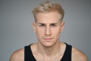 Lukas Sauer Instagram - Kennt ihr den Typen noch? Keine Sorge, er ist nicht wieder zurück, aber in meinem Fotoalbum ist er mir eben doch über den Weg gelaufen. 

Andy Warhol meinte ja mal: „Jeder Mensch muss einmal im Leben blond gewesen sein.“ - Haarige Angelegenheit, ich weiß, dennoch kann ich zumindest das von der Bucket-List streichen ✅ Ihr auch? Was findet ihr cooler? 1 oder 2? 

Happy Donnerstag 🍋 

• • • 

Do you remember the guy? Don’t worry, he’s not back, but I did come across him in my photo album. 

Andy Warhol once said: “Everyone has to be blonde once in their life.” - Hairy stuff, I know, but I can at least cross that off my bucket list ✅ You too? Which do you think is cooler? 1 or 2? 

Happy Thursday 🍋 

• • •
#blondshavemorefun #blondhairdontcare @nilyfriseure #throwback