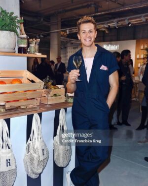 Lukas Sauer Instagram - Cheers 🥂 
🍾 Opening @ruinart Maison 1729 

#ruinart #ruinartchampagne @lamaisonvsf #champagne #champagner #berlinevent #fashiondaily #mensfashion #mensstyle #mrporterlive #menwithstyle #fashiongoals #jumpsuitstyle #jumpsuits