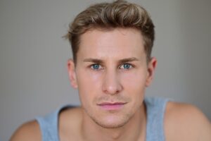 Lukas Sauer Instagram - Kennt ihr den Typen noch? Keine Sorge, er ist nicht wieder zurück, aber in meinem Fotoalbum ist er mir eben doch über den Weg gelaufen. 

Andy Warhol meinte ja mal: „Jeder Mensch muss einmal im Leben blond gewesen sein.“ - Haarige Angelegenheit, ich weiß, dennoch kann ich zumindest das von der Bucket-List streichen ✅ Ihr auch? Was findet ihr cooler? 1 oder 2? 

Happy Donnerstag 🍋 

• • • 

Do you remember the guy? Don’t worry, he’s not back, but I did come across him in my photo album. 

Andy Warhol once said: “Everyone has to be blonde once in their life.” - Hairy stuff, I know, but I can at least cross that off my bucket list ✅ You too? Which do you think is cooler? 1 or 2? 

Happy Thursday 🍋 

• • •
#blondshavemorefun #blondhairdontcare @nilyfriseure #throwback