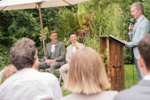 Lukas Sauer Instagram - Heute feiern Henrik und ich Papierne Hochzeit 📄
Denn vor vor einem Jahr gab es eine Menge Tränen, Freude, Umarmungen und Kuchen – viele wunderbare Menschen an einem Ort 🩷 Noch mehr Liebe ❤️ Dankbarkeit 🧡 Erinnerungen 💛 und unvergessliche Momente 💚

An einigen davon war @marcel_mann schuld - so viel kann gesagt sein, den Kuchen hat er nicht gebacken 🍰
 
Er hat Henrik und mich mit einer Rede getraut, die schöner nicht hätte sein können, und damit den ersten, wunderschönen Grundstein für unsere gemeinsame Reise gelegt. Auf geht’s Richtung Baumwollhochzeit 🩵

Foto © @kevin.lauderlein 
Suite @darkohmenswear 

#weddingday #hochzeitstag #gaywedding #weddinglocation