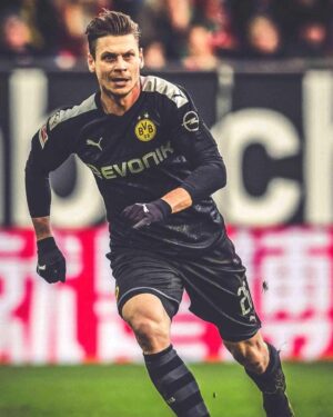 Lukasz Piszczek Instagram - Bardzo się cieszę, że wracam do Borussi Dortmund, tym razem w roli asystenta trenera. Dziękuję za zaufanie @nurisahin @bvb09 🖤💛

Ich freue mich sehr, dass ich zu Borussia Dortmund zurückkehre, dieses Mal als Co-Trainer der ersten Mannschaft. Vielen Dank für Ihr Vertrauen @nurisahin @bvb09 🖤💛

I am very happy that I am returning to Borussia Dortmund, this time as an assistant coach of the first team. Thank you for your trust @nurisahin @bvb09 🖤💛

Fot: @bvb09 @recmanofficial