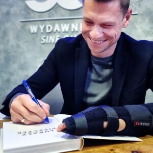 Lukasz Piszczek Instagram - Mała niespodzianka - ponownie możecie zamawiać książkę "Mentalność Sportowca" w twarde oprawce. To wydanie specjalne, bo zawiera autografy moje i Kamila Wódki. Książka jest dostępna tutaj 👉https://bit.ly/MentalnoscSportowcaSQN
@kamil_wodka