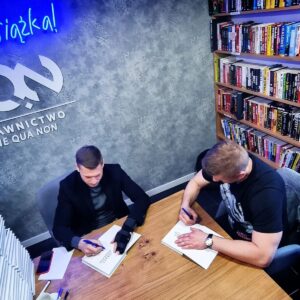 Lukasz Piszczek Instagram - Mała niespodzianka - ponownie możecie zamawiać książkę "Mentalność Sportowca" w twarde oprawce. To wydanie specjalne, bo zawiera autografy moje i Kamila Wódki. Książka jest dostępna tutaj 👉https://bit.ly/MentalnoscSportowcaSQN
@kamil_wodka
