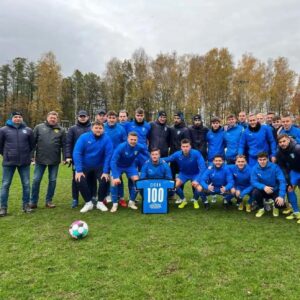 Lukasz Piszczek Instagram - Choć końcówka rundy nie była udana w naszym wykonaniu, to mieliśmy w niej również dużo dobrych momentów. Dziękuję wszystkim chłopakom z drużyny i sztabowi za pracę wykonaną w tym roku! 👏 👏 Wiosną znowu damy z siebie wszystko 💙⚽️ #Goczały
@lks_goczalkowice
📸 @mikeybronowski