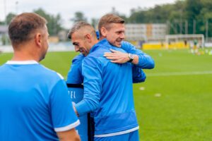 Lukasz Piszczek Instagram - Wczoraj odbył się ostatni mecz w tym sezonie na PanattoniArenie, i po raz ostatni na tym boisku zagrał Łukasz Hanzel, człowiek, który od początku jego pobytu w naszym klubie był zawsze sobą, normalny trzeźwo myślący facet, który nigdy nie stawia się nad kimś wyżej, dziękuje Hanzi za to, że zawsze z wielką pasja i zaangażowaniem reprezentowałeś nasz @lks_goczalkowice⚽️