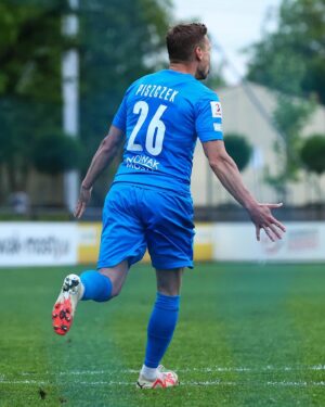 Lukasz Piszczek Instagram - Awansujemy do półfinału 🏆 polski  na szczeblu wojewódzkim. Brawo @lks_goczalkowice ⚽️🔵 Piszemy swoją historię 💪

📸 fot. Wojciech Smolorz