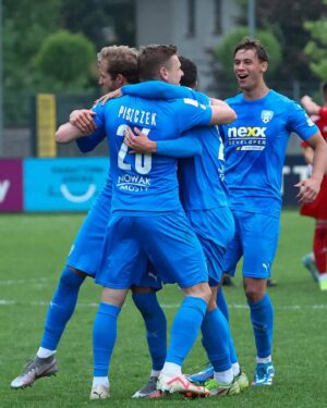 Lukasz Piszczek Instagram - Awansujemy do półfinału 🏆 polski  na szczeblu wojewódzkim. Brawo @lks_goczalkowice ⚽️🔵 Piszemy swoją historię 💪

📸 fot. Wojciech Smolorz